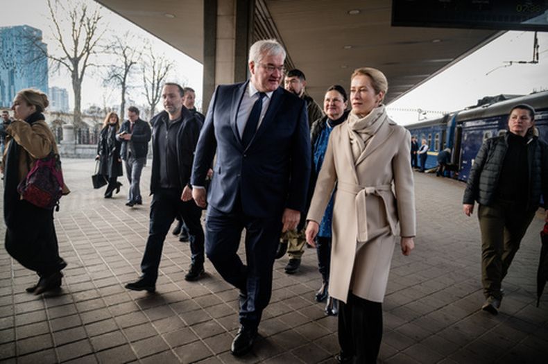 En esta imagen proporcionada por la oficina de prensa del Ministerio ucraniano de Exteriores, la alta representante de la Unión Europea para Asuntos Exteriores y Política de Seguridad, Kaja Kallas, en e centro a la derecha, y el ministro ucraniano de Exteriores, Andrii Sybiha, caminan en una estación de ferrocarril en Kiev, Ucrania, el martes 31 de marzo de 2026. (Oficina de Prensa del Ministerio Ucraniano de Exteriores via AP)