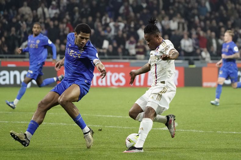Gift Orban del Lyon pelea por el control del balón con Jean-Clair Todibo del Niza en el encuentro de la liga francesa en el Estadio Groupama el viernes 16 de febrero del 2024. (AP Foto/Laurent Cipriani)