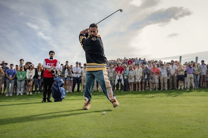 Esta imagen publicada por Netflix muestra a Adam Sandler en una escena de Happy Gilmore 2. (Scott Yamano/Netflix via AP)