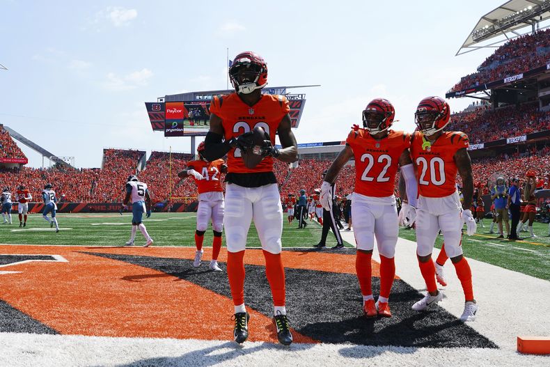 Dax Hill (23), de los Bengals de Cincinnati, reacciona después de interceptar un pase durante la primera mitad del partido de la NFL en contra de los Jaguars de Jacksonville el domingo 14 de septiembre de 2025, en Cincinnati. (AP Foto/Jeff Dean)