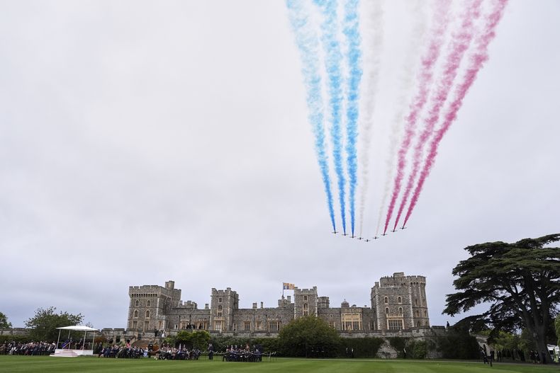 Los Red Arrows vuelan en formación sobre el Castillo de Windsor durante la visita de Estado del presidente de EEUU, Donald Trump, y la primera dama Melania Trump a Windsor, Inglaterra, el miércoles 17 de septiembre de 2025. (AP Foto/Evan Vucci)