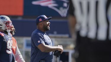 El entrenador en jefe de los Patriots de Nueva Inglaterra, Jerod Mayo realiza indnicaciones hacia sus jugadores durante la primera mitad del juego de NFL ante los Dolphins de Miami, el domingo 6 de octubre, en Foxborough, Massachusetts. (AP Foto/Michael Dwyer)