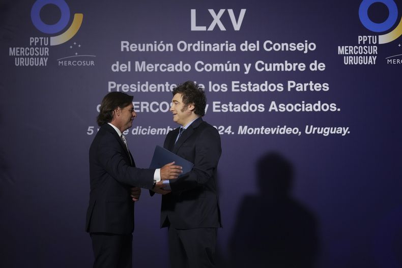 El presidente de Uruguay, Luis Lacalle Pou, a la izquierda, saluda al presidente de Argentina, Javier Milei, antes de la Cumbre del Mercosur en Montevideo, Uruguay, el viernes 6 de diciembre de 2024. (AP Foto/Matilde Campodonico)
