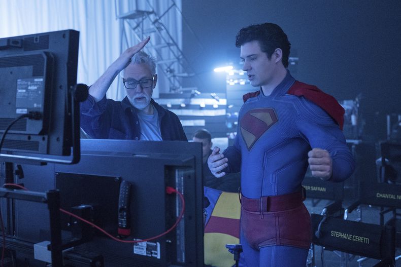 Esta imagen publicada por Warner Bros. Pictures muestra a David Corenswet, a la derecha, y al director James Gunn en el set de Superman. (Jessica Miglio/Warner Bros. Pictures via AP)