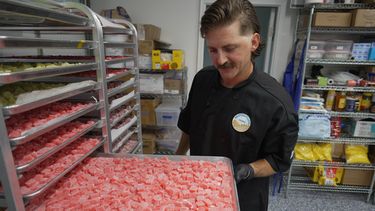Nicholas Hohns muestra una charola de gomitas de CBD con sabor a fresa-limón en su cocina de Deutermann Farms, en Clayton, Carolina del Norte, el miércoles 23 de septiembre de 2026. (AP Foto/Allen G. Breed)
