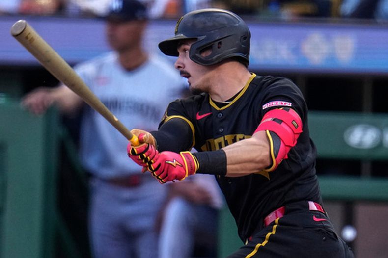 Konnor Griffin, de los Piratas de Pittsburgh, conecta un sencillo ante el lanzador de los Mellizos de Minnesota, Taj Bradley, para producir una carrera durante la primera entrada de un partido de béisbol en Pittsburgh, el viernes 29 de mayo de 2026. (Foto AP/Gene J. Puskar)