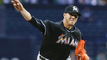 americateve | Jos&eacute; Fern&aacute;ndez, lanzador de los Marlins de Miami, enfrenta a los Padres de San Diego, durante un juego del viernes 9 de mayo de 2014. El lunes 12, Fern&aacute;ndez ingres&oacute; a la lista de los lesionados (AP Foto/Lenny Ignelzi)