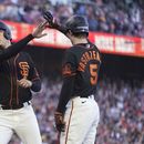 Con balk con las bases llenas, Gigantes supera a Cerveceros