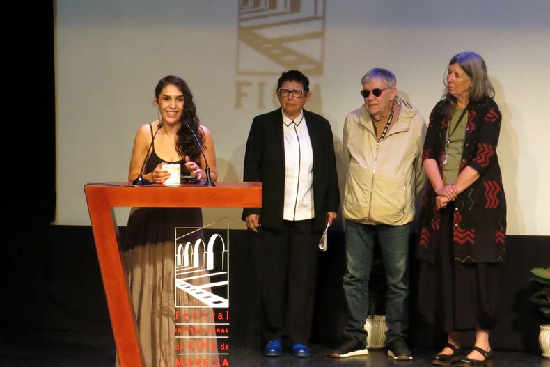 La directora Indira Cato del documental Llamarse Olimpia recibe el premio al mejor documental en la ceremonia de premiación de la 23ª edición del Festival de Cine de Morelia, en Morelia, México, el viernes 17 de octubre de 2025. (Foto AP/Berenice Bautista)