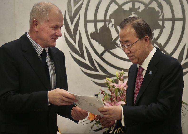 El profesor Ake Sellstr&ouml;m, investigador principal de la misi&oacute;n de la Organizaci&oacute;n de las Naciones Unidas para investigar las acusaciones de uso de armas qu&iacute;micas en Siria, izquierda, entrega su reporte final al secretario general