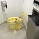 ARCHIVO - Esta captura de pantalla de un video muestra el inodoro de 18 quilates, titulado América, de Maurizio Cattelan en el baño del Museo Solomon R. Guggenheim en Nueva York, el 16 de septiembre de 2016. (Foto AP, archivo)