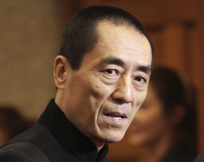 ARCHIVO - En esta imagen del 30 de octubre de 2012, el director de cine chino Zhang Yimou llega al Festival de Cine Daejong en Se&uacute;l, Corea del Sur. Zhang ha sido demandado por dos abogados por infringir la norma de que las parejas s&oacute;lo puede