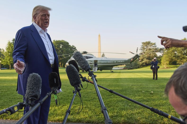 El presidente estadounidense Donald Trump habla con reporteros antes de abordar el Marine One, en el Patio Sur de la Casa Blanca, el martes 24 de junio de 2025, en Washington. (AP foto/Evan Vucci)