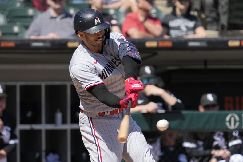 Carlos Correa de los Mellizos de Minnesota conecta un jonrón ante los Medias Blancas de Chicago, el jueves 4 de mayo de 2023. (AP Foto/Nam Y. Huh)
