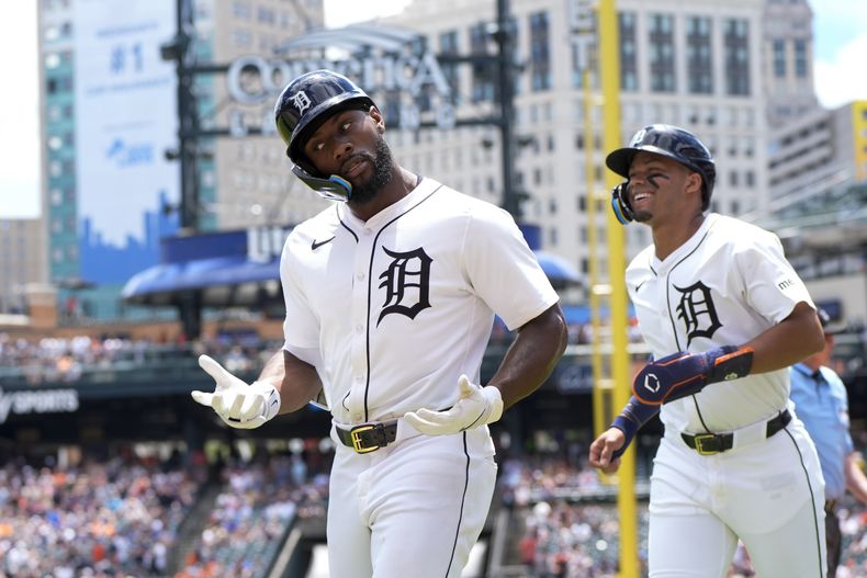 Akil Baddoo de los Tigres de Detroit reacciona tras su jonrón de dos carreras ante los Medias Blanchas de Chicago, mientras el dominicano Wenceel Pérez sonríe el domingo 23 de junio del 2024. (AP Foto/Paul Sancya)