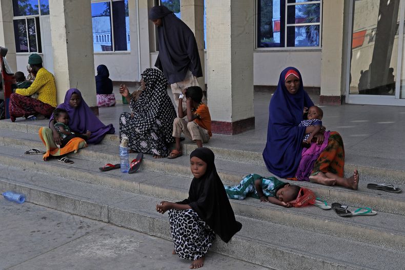 Varios pacientes en la entrada del hospital Banadir en Mogadiscio, Somalia, el martes 11 de noviembre de 2025. (AP Foto/Farah Abdi Warsameh)