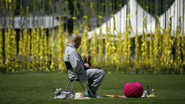 americateve | Un monje budista reza por las v&iacute;ctimas y desaparecidos del naufragio del ferri Sewol en un altar Se&uacute;l, Corea del Sur, el mi&eacute;rcoles 7 de mayo de  2014. (Foto de AP/Lee Jin-man)