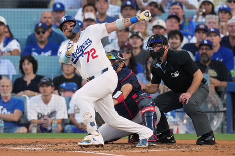 El venezolano Miguel Rojas, de los Dodgers de Los Ángeles, observa su hit para un doble en el segundo inning del segundo juego de la serie divisional de la Liga Nacional ante los Bravos de Atlanta el domingo 4 de octubre del 2026. (AP Foto/Jae C. Hong)