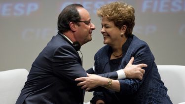 americateve | La presidenta brasile&ntilde;a Dilma Roussef y el franc&eacute;s Franncois Hollande se saludan en un encuentro con empresarios de ambos pa&iacute;ses en la Federaci&oacute;n de Industrias del Estado de Sao Paulo, Sao Paulo, viernes 13 de diciembre de 2013