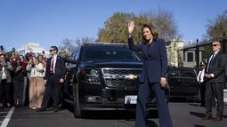 La vicepresidenta Kamala Harris saluda a cientos de integrantes de personal administrativo que la recibe con una ovación a su llegada a la Casa Blanca, en Washington, el martes 12 de noviembre de 2024. (AP Foto/Ben Curtis)