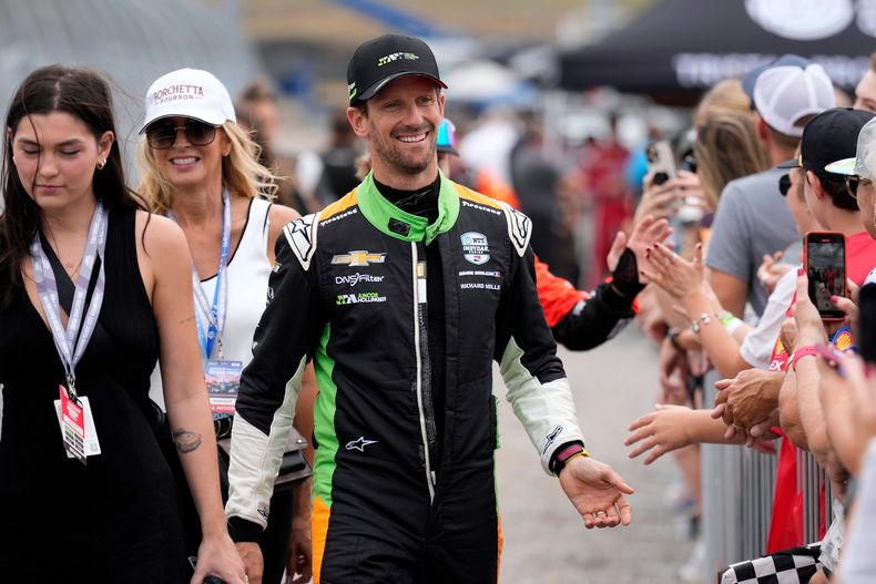 ARCHIVO - Foto del 15 de septiembre del 2024, Romain Grosjean saluda a los aficionados durante una carrera de la IndyCar en el Nashville Superspeedway. (AP Foto/Mark Humphrey, Archivo)