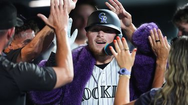 Hunter Goodman, de los Rockies de Colorado, festeja en la cueva luego de batear un cuadrangular ante los Nacionales de Washington el martes 21 de julio de 2026 (AP Foto/David Zalubowski)
