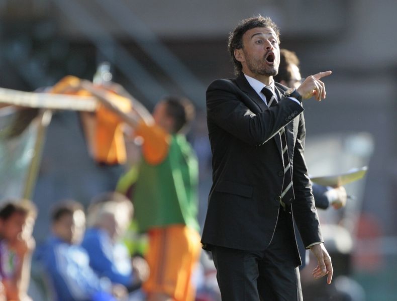 El t&eacute;cnico de Celta de Vigo, Luis Enrique, imparte instrucciones durante un partido contra Real Madrid el domingo, 11 de mayo de 2014, en Vigo, Espa&ntilde;a. (AP Photo/Lalo R. Villar)