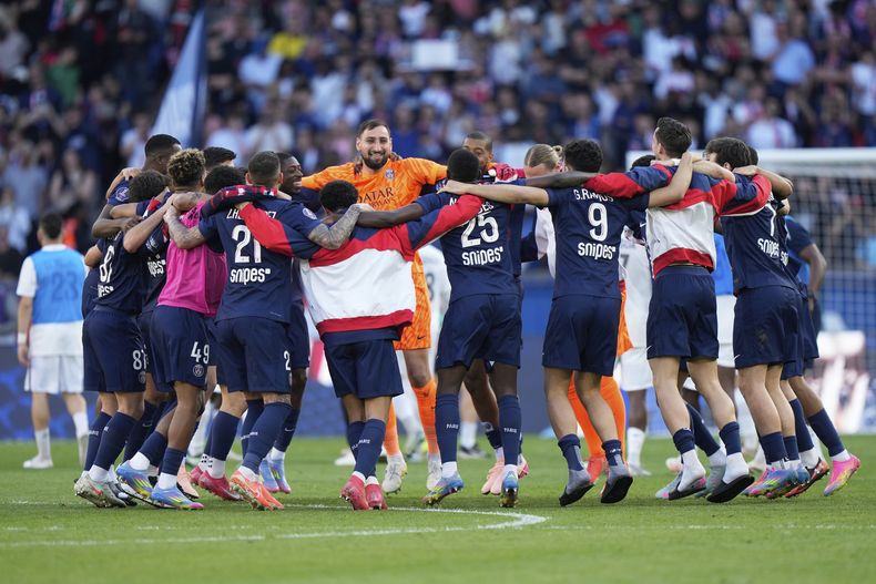 Jugadores del Paris Saint-Germain celebran el título de la liga francesa al vencer al Angers el sábado 5 de abril del 2025. (AP Foto/Michel Euler)