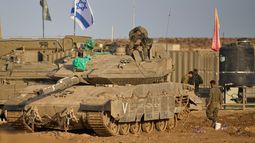Soldados israelíes trabajan en tanques en las inmediaciones de la frontera con la Franja de Gaza, en el sur de Israel, el 18 de noviembre de 2025. (AP Foto/Ohad Zwigenberg)