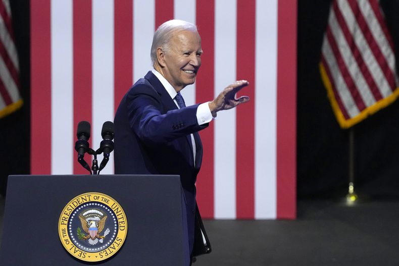 El presidente Joe Biden sonríe y saluda a la multitud después de hablar sobre la democracia y el legado del senador republicano por Arizona John McCain en el Tempe Center for the Arts, el jueves 28 de septiembre de 2023, en Tempe, Arizona. (AP Foto/Ross D. Franklin)