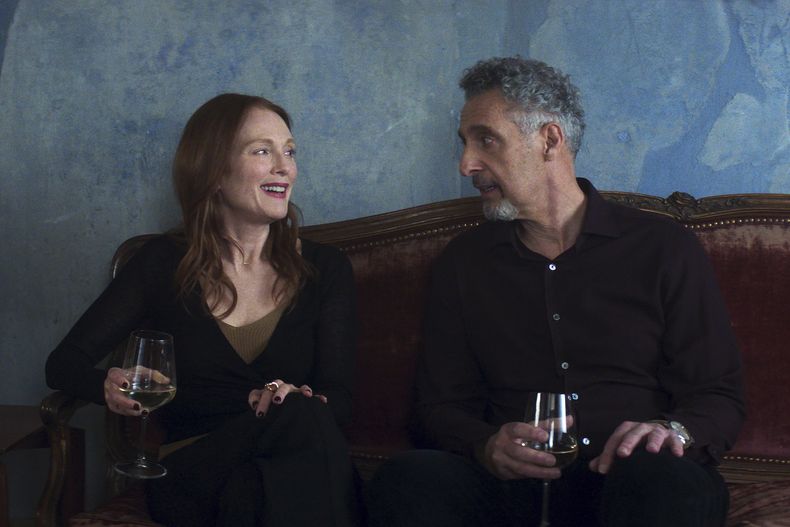 Esta imagen proporcionada por Sony Pictures Classics muestra a Julianne Moore, izquierda, y John Turturro en una escena de The Room Next Door. (Sony Pictures Classics via AP)