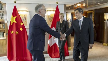 El ministro de Economía de Suiza, Guy Parmelin (izquierda), estrecha la mano del vice primer ministro chino, He Lifeng, junto a la presidenta de Suiza, Karin Keller-Sutter, durante una reunión bilateral en Ginebra, Suiza, el 9 de mayo de 2025. (Martial Trezzini/Keystone vía AP, Pool)