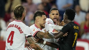 Vinícius Junior, del Real Madrid, discute con algunos jugadores del Sevilla durante un encuentro de La Liga española, realizado el sábado 21 de octubre de 2023 (AP Foto/José Breton)