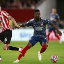 ARCHIVO - El delantero Folarin Balogun (centro) de Arsenal avanza con el balón durante el partido contra Brentford en la Liga Premier inglesa, el 13 de agosto de 2021. Balogun ha decido representar a Estados Unidos. (AP Foto/Ian Walton)