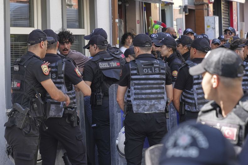 Policías detienen a una persona durante la marcha anual del Orgullo LGBTQ+, el domingo 29 de junio de 2025, en Estambul, Turquía. (AP Foto/Dilara Acikgoz)