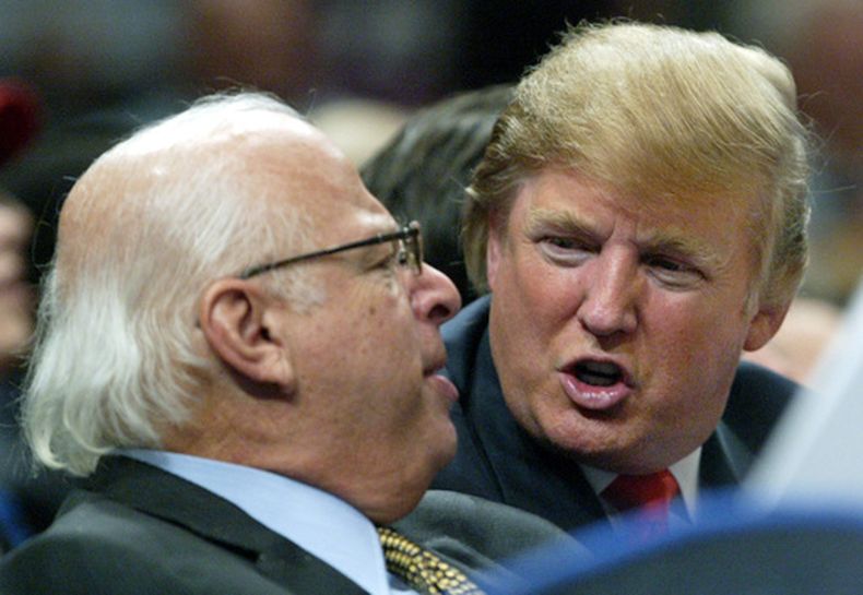ARCHIVO - Foto del 11 de enero del 2006, Donald Trump habla con una persona en el Madison Square Garden durante un partido de los Knicks de Nueva York ante los Mavericks de Dallas. (AP Foto/Kathy Willens, Archivo)