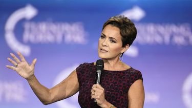Kari Lake, candidata republicana al Senado en Arizona, durante un acto de campaña, el 4 de septiembre de 2024, en Mesa, Arizona. (AP Foto/Ross D. Franklin, Archivo)