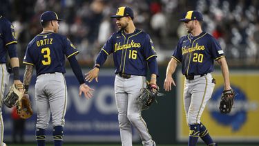 Joey Ortiz, Blake Perkins y Brandon Lockridge de los Cerveceros de Milwaukee celebran al final del encuentro ante los Nacionales de Washington el viernes primero de agosto del 2025. (AP Foto/Nick Wass)