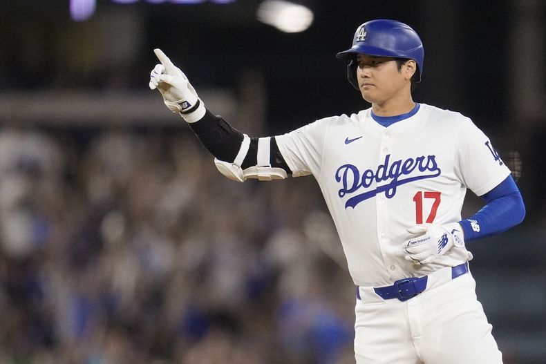 El japonés Shohei Ohtani festeja tras conectar un doble de dos carreras en el juego del martes 23 de julio de 2024, ante los Gigantes de San Francisco (AP Foto/Marcio José Sánchez)