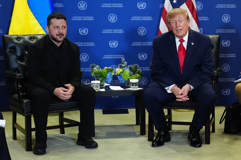 ARCHIVO - El presidente estadounidense Donald Trump se reúne con el presidente de Ucrania, Volodymyr Zelenskyy, durante la Asamblea General de Naciones Unidas, el 22 de septiembre de 2026, en la sede de la ONU. (AP Foto/Julia Demaree Nikhinson, archivo)