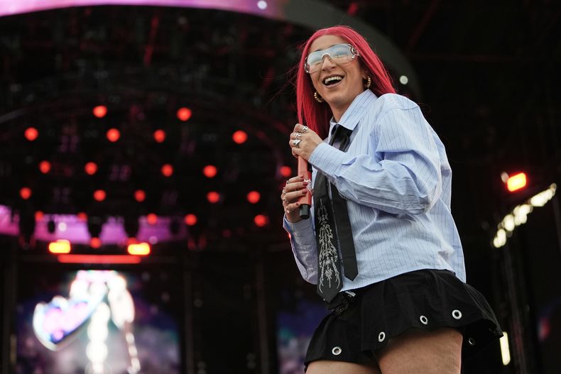 La cantante puertorriqueña De La Rose se presenta durante el festival de música Coca-Cola Flow Fest en la Ciudad de México, el sábado 22 de noviembre de 2025. (Foto AP/Claudia Rosel)