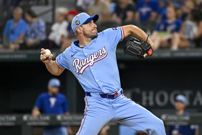 El abridor de los Rangers de Texas, Max Scherzer lanza durante la primera entrada frente a los Rales de Kansas City, en su primer juego tras regresar de la lista de lesionados, el domingo 23 de junio de 2024, en Arlington, Texas. (AP Foto/Albert Pena)