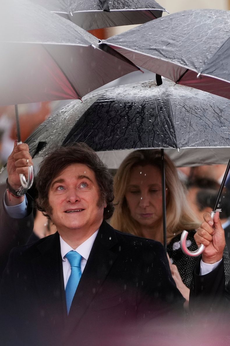 El presidente de Argentina, Javier Milei, llega a la ceremonia de juramento del presidente Rodrigo Paz en La Paz, Bolivia, el sábado 8 de noviembre de 2025. (AP Foto/Juan Karita).