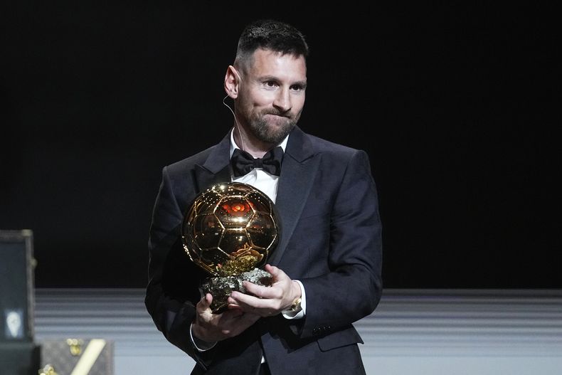 ARCHIVO - Foto del 30 de octubre del 2023, el argentino Lionel Messi tras ganar el Balón de Oro por octava ocasión. (AP Foto/Michel Euler)