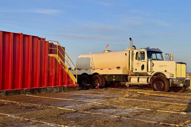 En la imagen, proporcionada por South Bow, un camión de vacío transfiere petróleo a un depósito de almacenamiento en el sitio del derrame en el oleoducto Keystone, ocurrido el martes 8 de abril de 2025, cerca de Fort Ransom, Dakota del Norte. (South Bow vía AP)