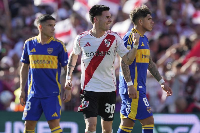 Franco Mastantuono, en el centro, de River Plate, celebra tras convertir contra Boca Juniors por la liga argentina en el estadio Monumental de Buenos Aires, Argentina, domingo 27 abril, 2025. (AP Foto/Gustavo Garello)