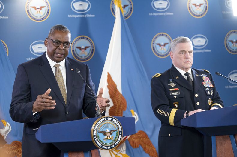 El secretario de Defensa de EEUU Lloyd Austin con el jefe del Estado Mayor Conjunto, general Mark Milley, en el Pentágono en Washington el 25 de mayo de 2023. (Foto AP /Kevin Wolf)
