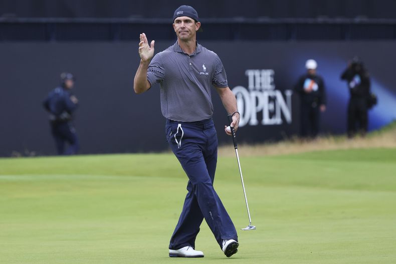 El estadounidense Billy Horschel reacciona tras su 18mo hoyo en la tercera ronda del Abierto Británico en Royal Troon el sábado 20 de julio del 2024. (AP Foto/Scott Heppell)