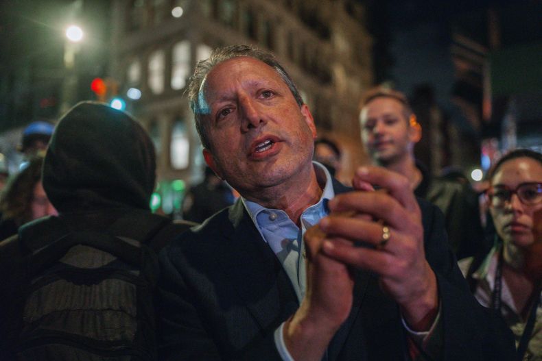 El contralor de la Ciudad de Nueva York, Brad Lander, participa en una protesta contra las medidas de inmigración tras una redada, el martes 21 de octubre de 2025 en Nueva York. (AP Foto/Olga Fedorova)