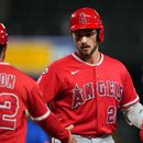 El pelotero Bryce Teodosio, de los Angels de Los Ángeles, celebra un sencillo remolcador con el coach de primera base y jardineros Adam Eaton (92) durante la octava entrada de un partido de béisbol contra los Marineros de Seattle, el 24 de septiembre de 2026, en Seattle. (Foto AP/Lindsey Wasson)